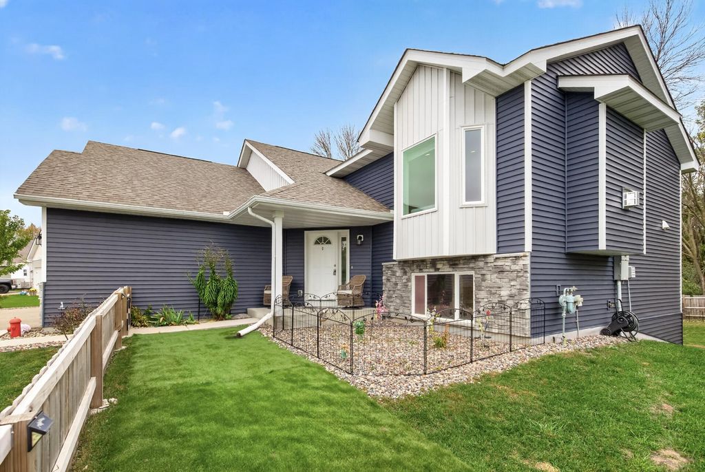 1115 Mulberry Avenue NE, Montgomery, MN 56069 — photo 2