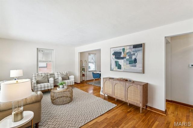 8015 Parkwood Drive, St Louis, MO 63123