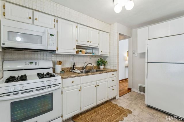 8015 Parkwood Drive, St Louis, MO 63123