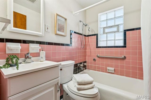 8015 Parkwood Drive, St Louis, MO 63123