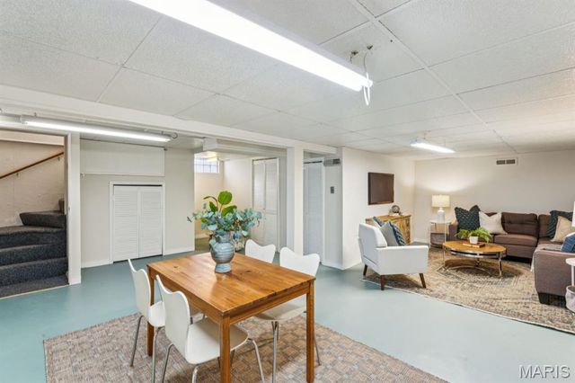 8015 Parkwood Drive, St Louis, MO 63123