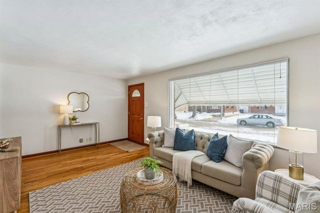 8015 Parkwood Drive, St Louis, MO 63123