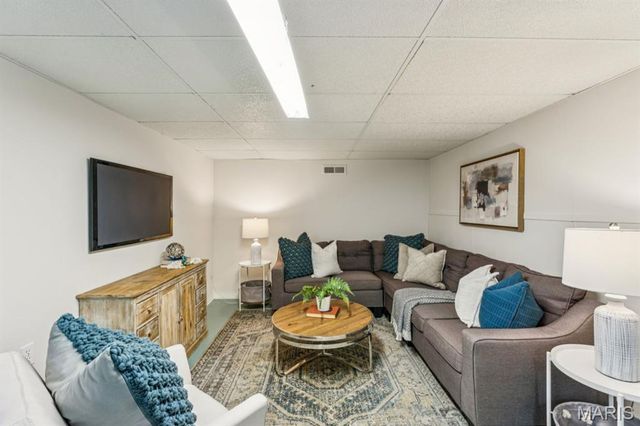 8015 Parkwood Drive, St Louis, MO 63123