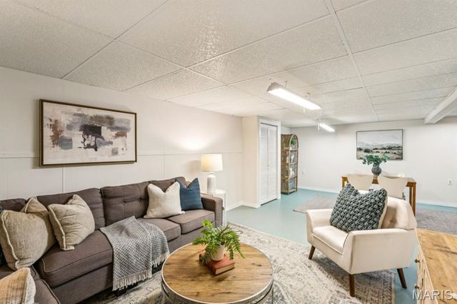 8015 Parkwood Drive, St Louis, MO 63123