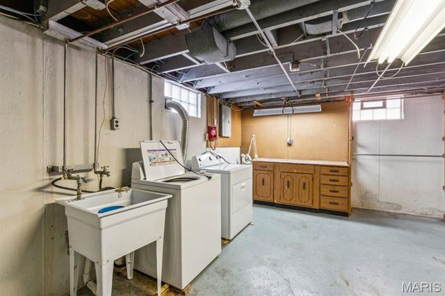 8015 Parkwood Drive, St Louis, MO 63123