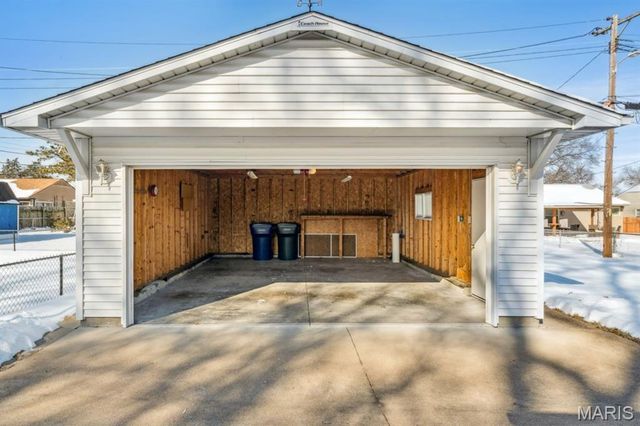 8015 Parkwood Drive, St Louis, MO 63123