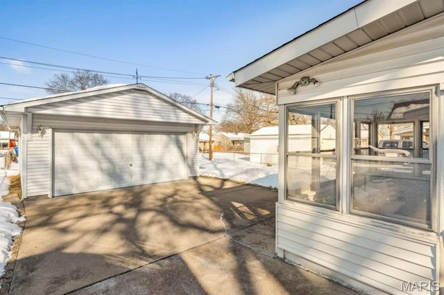 8015 Parkwood Drive, St Louis, MO 63123