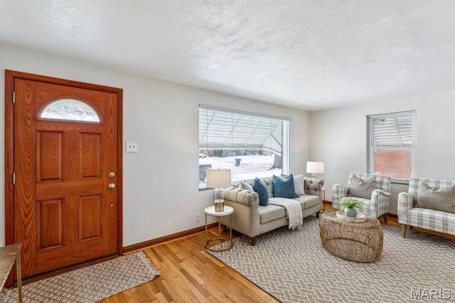 8015 Parkwood Drive, St Louis, MO 63123