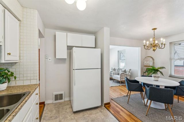 8015 Parkwood Drive, St Louis, MO 63123