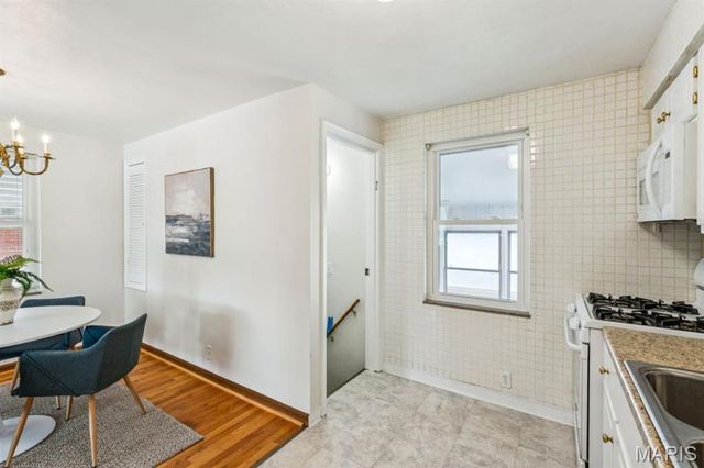 8015 Parkwood Drive, St Louis, MO 63123