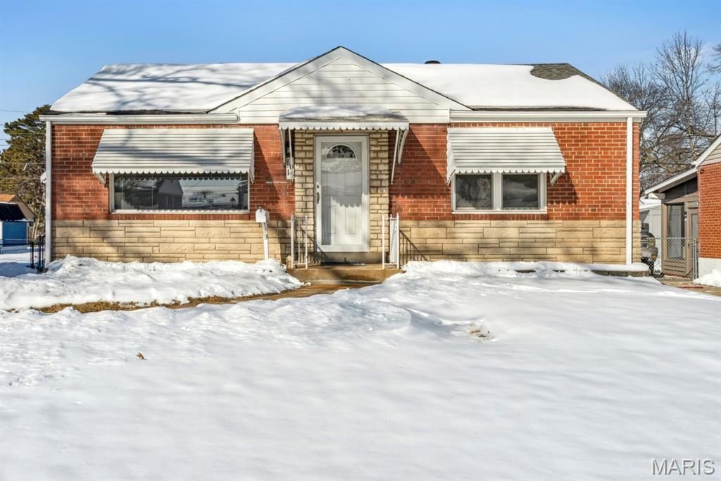 8015 Parkwood Drive, St Louis, MO 63123