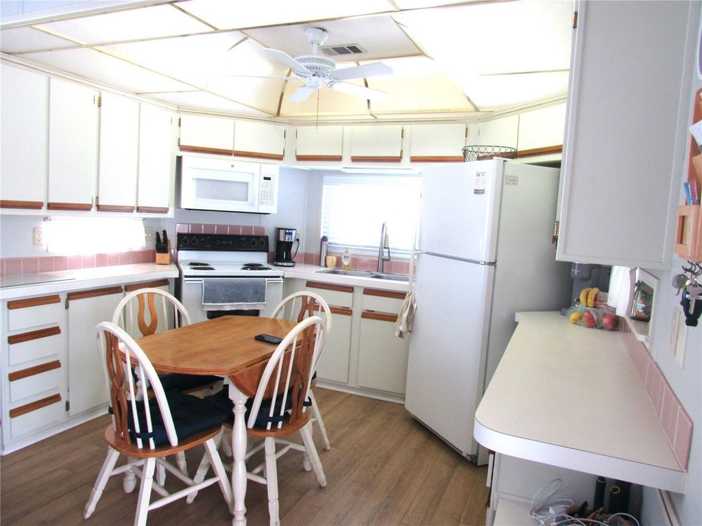 Image 10 of property listing at 9000 US HWY 192 598, Clermont, FL 34714