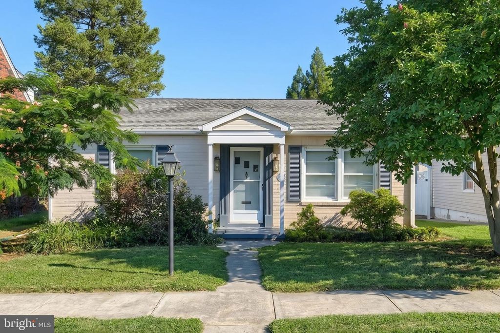 209 PENN ST, Hanover, PA 17331