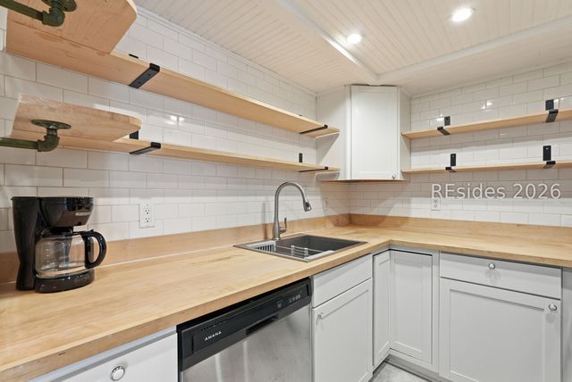 100 Helmsman Way Apt 209, Hilton Head Island, SC 29928