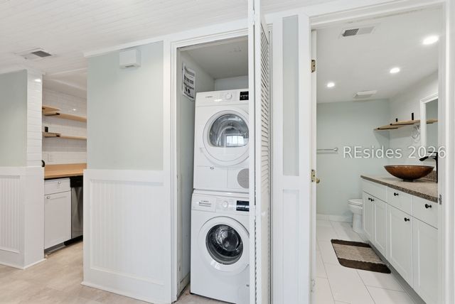 100 Helmsman Way Apt 209, Hilton Head Island, SC 29928
