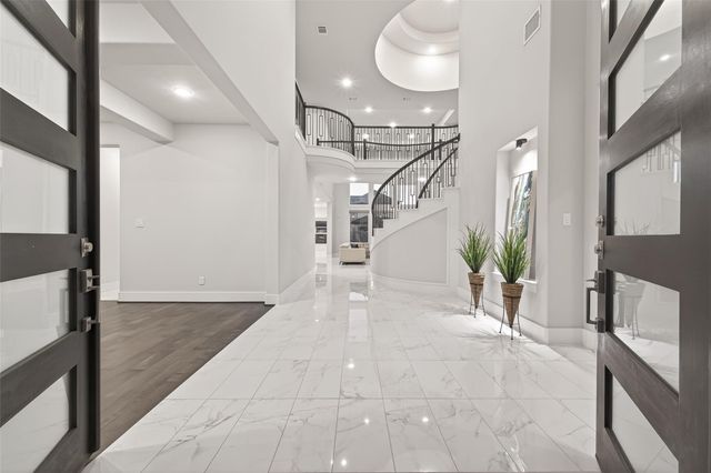 22 Crown Grove, Sugar Land, TX 77498