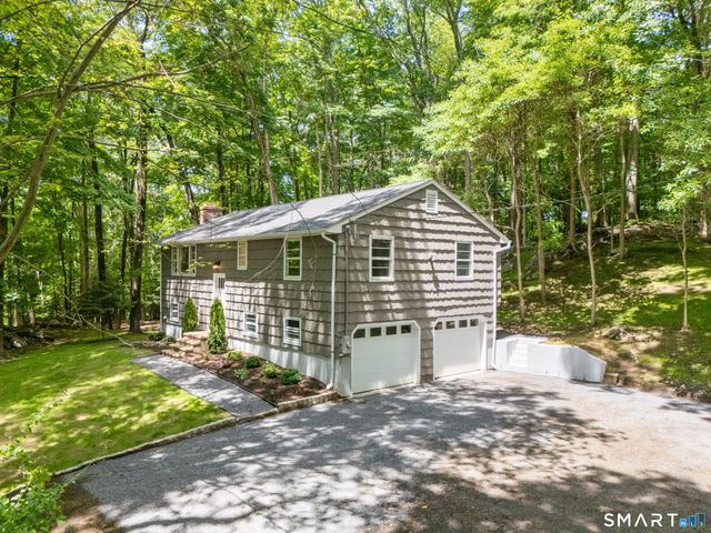 9 New Light Drive, Danbury, CT 06810