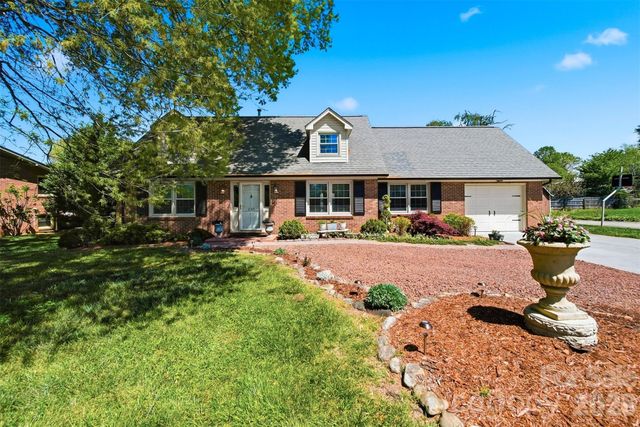 2315 29th Avenue Drive NE, Hickory, NC 28601