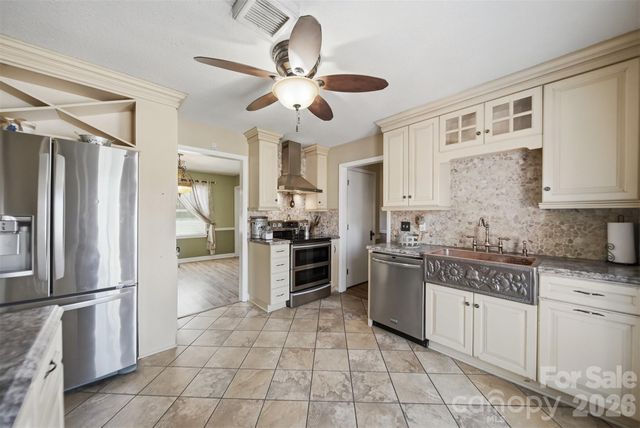 2315 29th Avenue Drive NE, Hickory, NC 28601