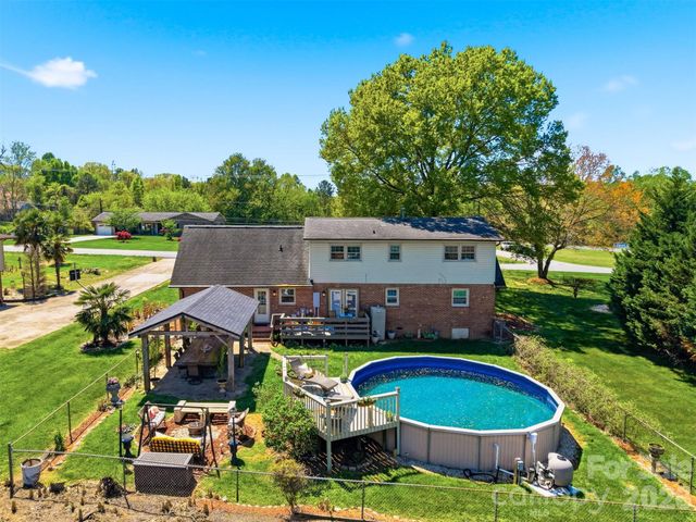 2315 29th Avenue Drive NE, Hickory, NC 28601