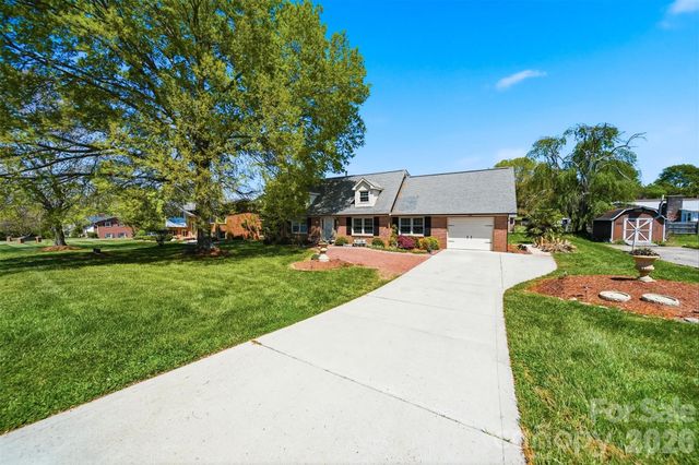 2315 29th Avenue Drive NE, Hickory, NC 28601