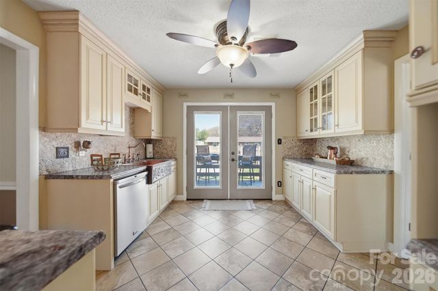 2315 29th Avenue Drive NE, Hickory, NC 28601