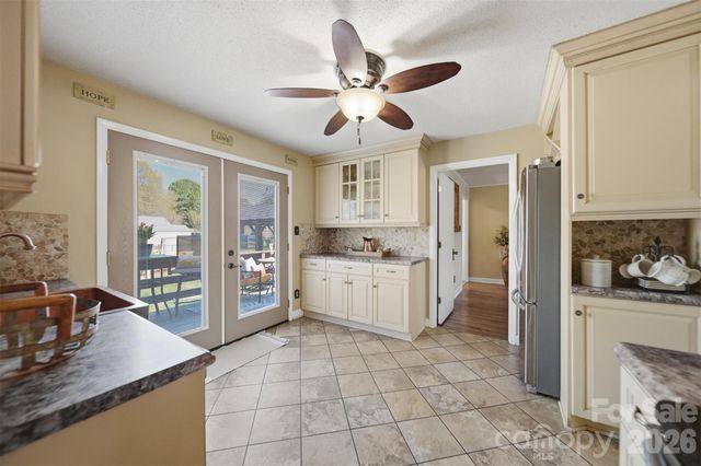 2315 29th Avenue Drive NE, Hickory, NC 28601