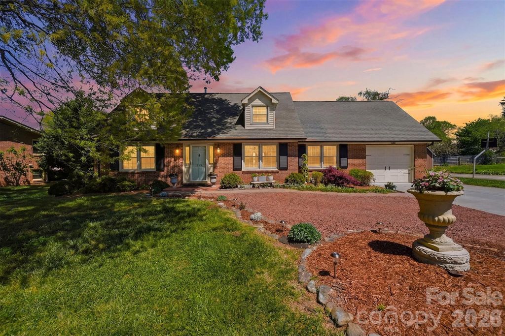2315 29th Avenue Drive NE, Hickory, NC 28601
