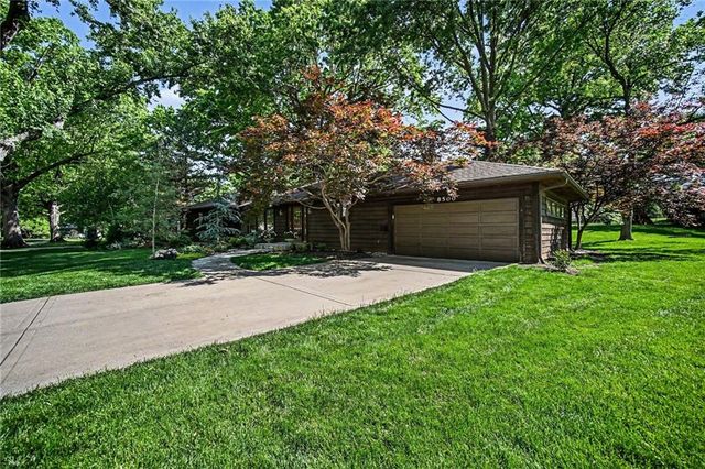 8500 Cherokee Lane, Leawood, KS 66206