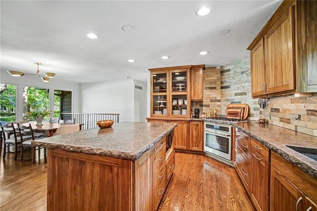 8500 Cherokee Lane, Leawood, KS 66206