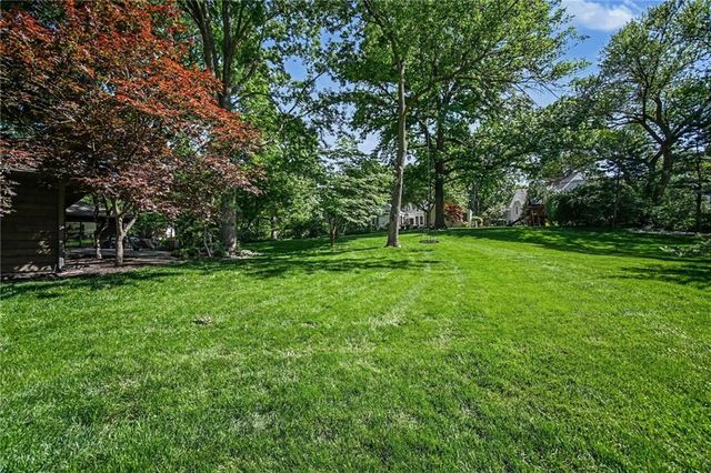 8500 Cherokee Lane, Leawood, KS 66206