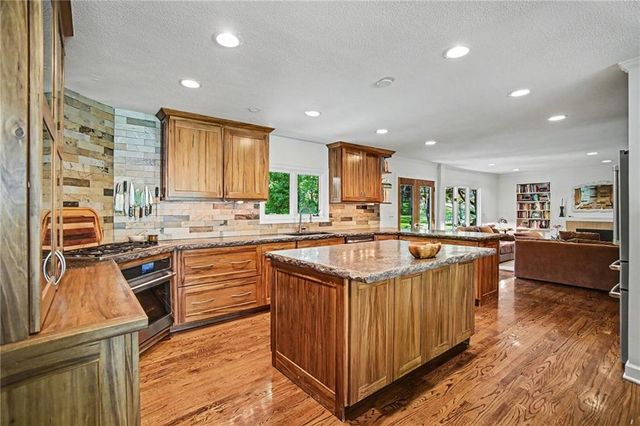8500 Cherokee Lane, Leawood, KS 66206
