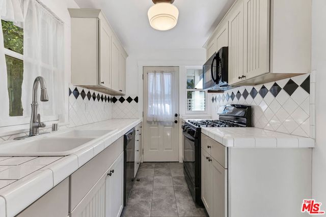 6117 Glen Holly Street, Los Angeles, CA 90068