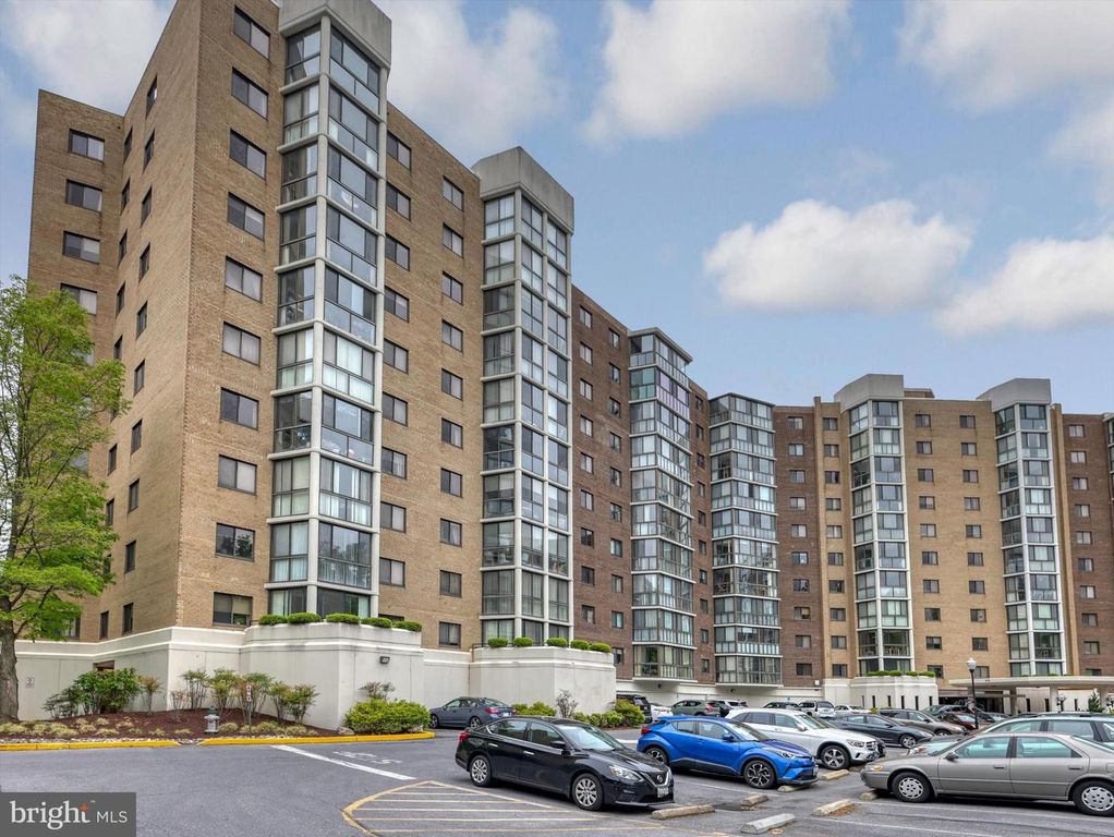 Image 1 of property listing at 15115 INTERLACHEN DR #3-1012, Silver Spring, MD 20906
