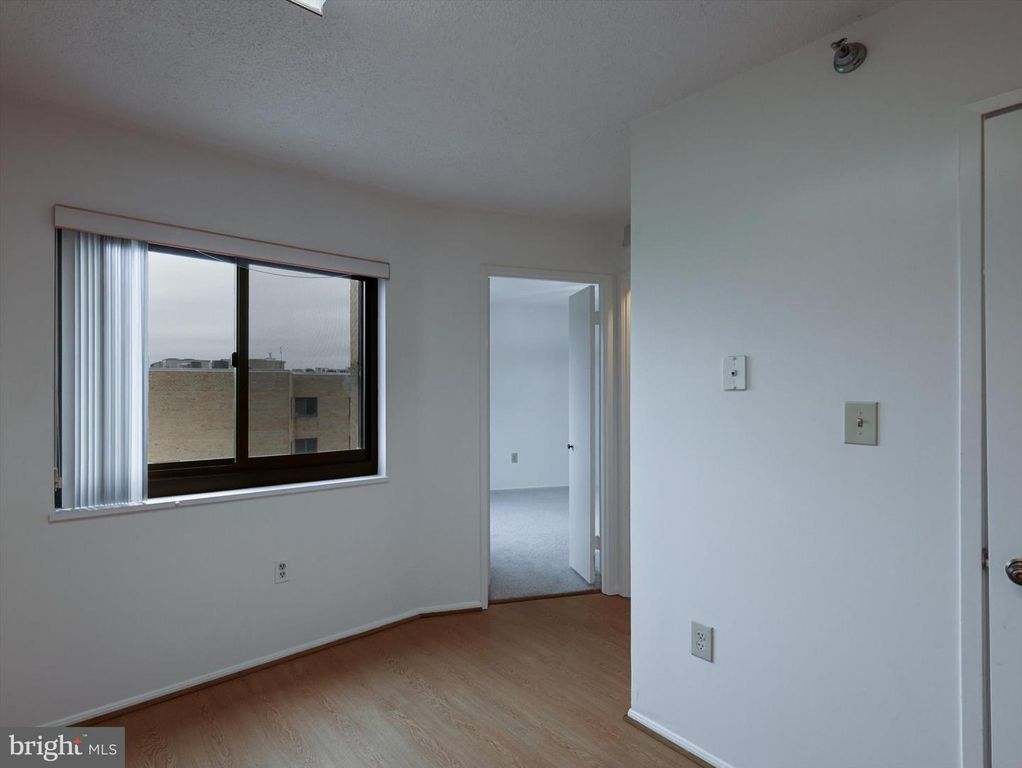 Image 10 of property listing at 15115 INTERLACHEN DR #3-1012, Silver Spring, MD 20906