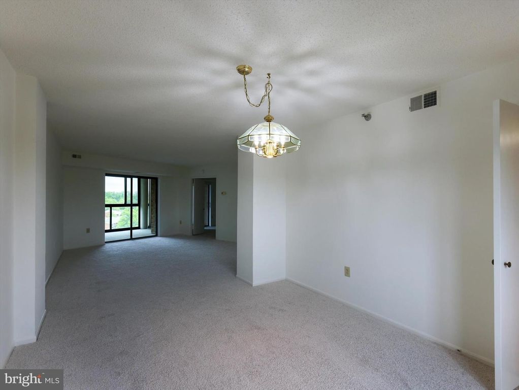 Image 12 of property listing at 15115 INTERLACHEN DR #3-1012, Silver Spring, MD 20906