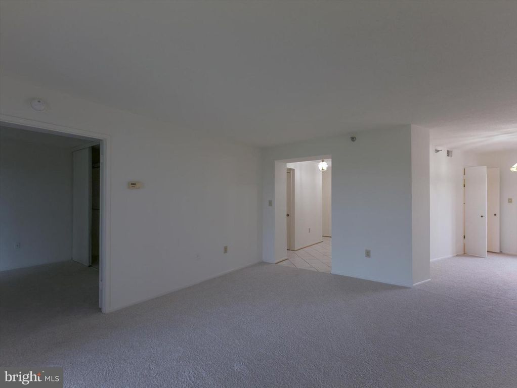 Image 15 of property listing at 15115 INTERLACHEN DR #3-1012, Silver Spring, MD 20906