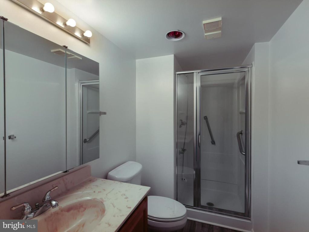 Image 17 of property listing at 15115 INTERLACHEN DR #3-1012, Silver Spring, MD 20906