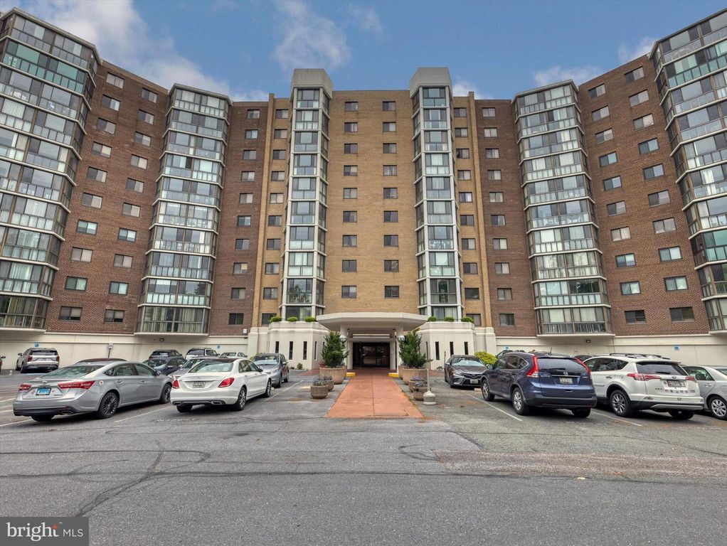 Image 2 of property listing at 15115 INTERLACHEN DR #3-1012, Silver Spring, MD 20906