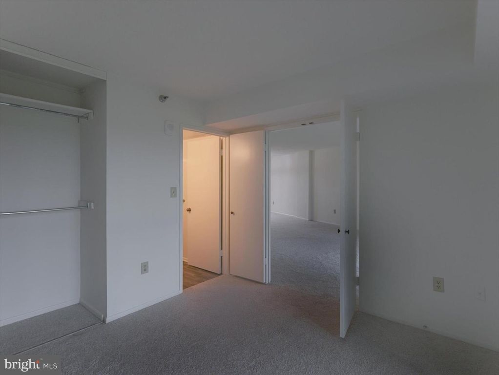 Image 20 of property listing at 15115 INTERLACHEN DR #3-1012, Silver Spring, MD 20906