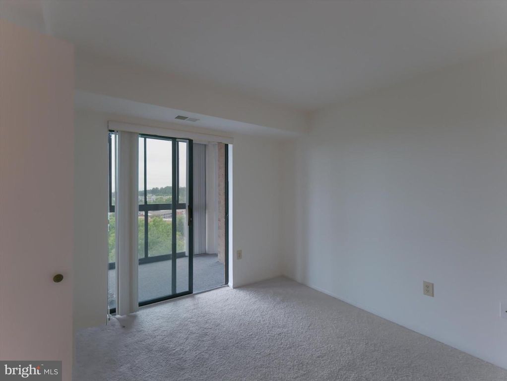 Image 21 of property listing at 15115 INTERLACHEN DR #3-1012, Silver Spring, MD 20906
