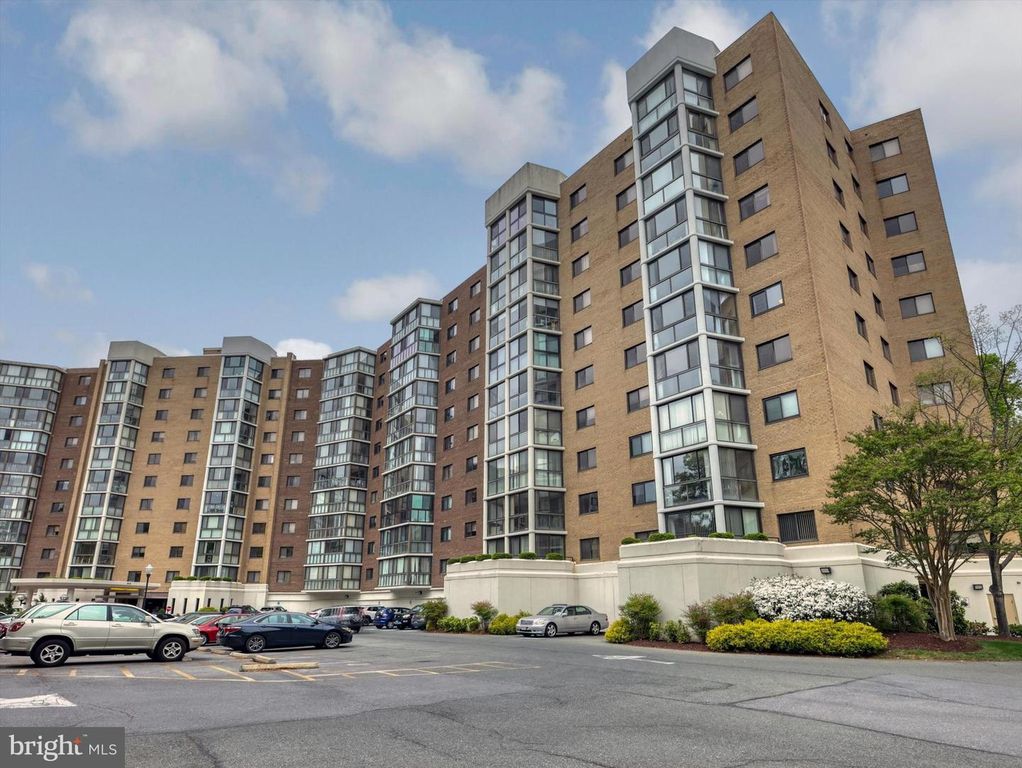 Image 3 of property listing at 15115 INTERLACHEN DR #3-1012, Silver Spring, MD 20906