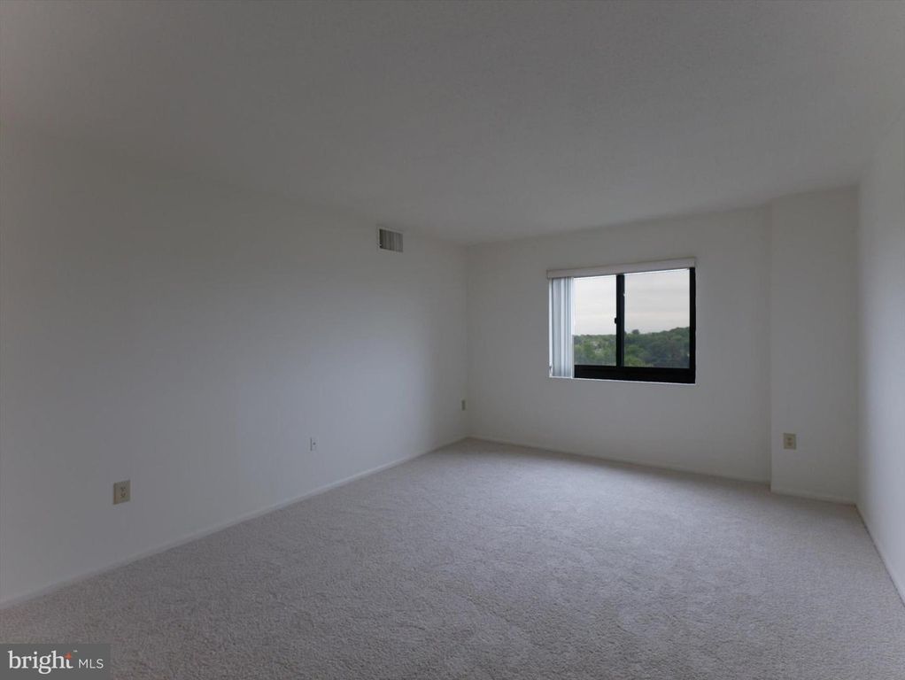 Image 30 of property listing at 15115 INTERLACHEN DR #3-1012, Silver Spring, MD 20906