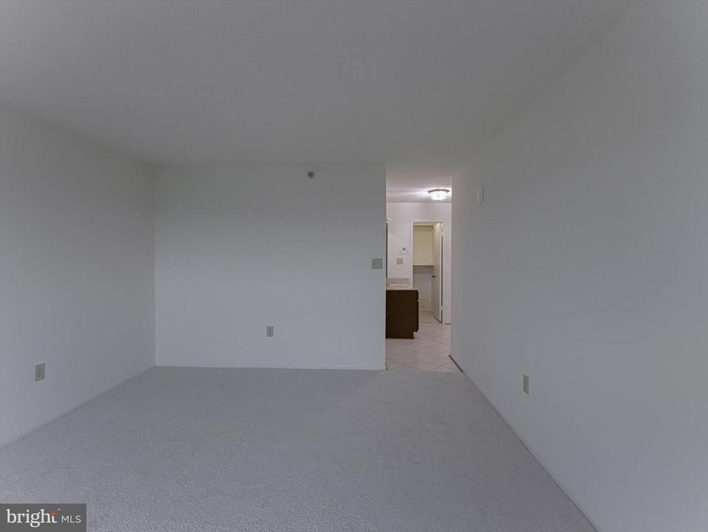Image 31 of property listing at 15115 INTERLACHEN DR #3-1012, Silver Spring, MD 20906