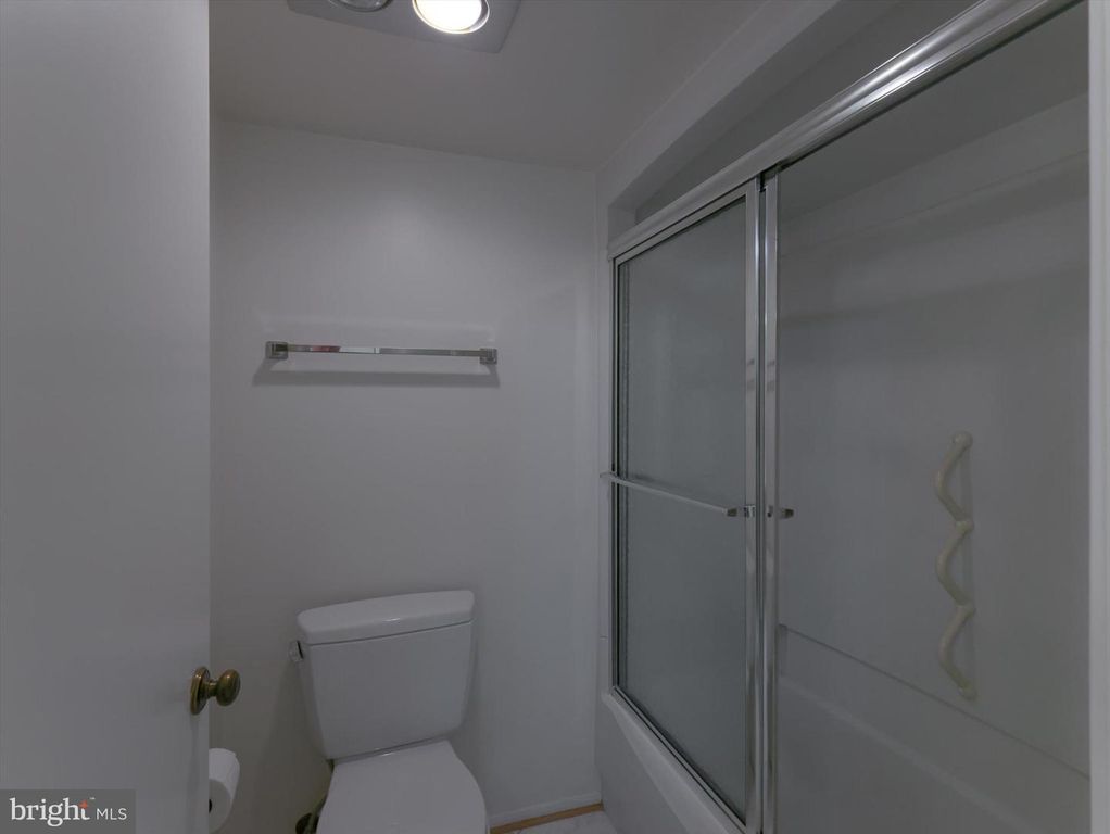 Image 34 of property listing at 15115 INTERLACHEN DR #3-1012, Silver Spring, MD 20906