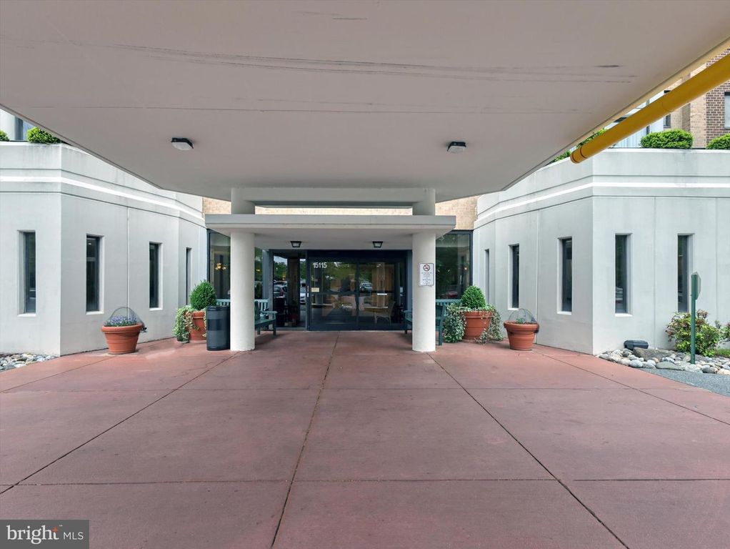 Image 4 of property listing at 15115 INTERLACHEN DR #3-1012, Silver Spring, MD 20906