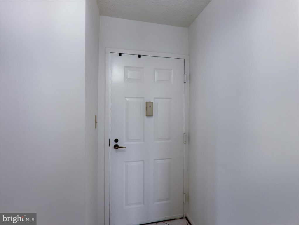 Image 7 of property listing at 15115 INTERLACHEN DR #3-1012, Silver Spring, MD 20906
