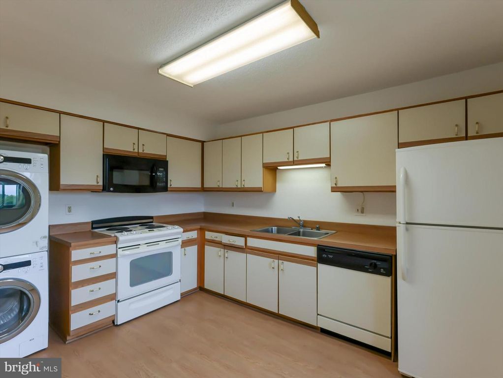 Image 8 of property listing at 15115 INTERLACHEN DR #3-1012, Silver Spring, MD 20906