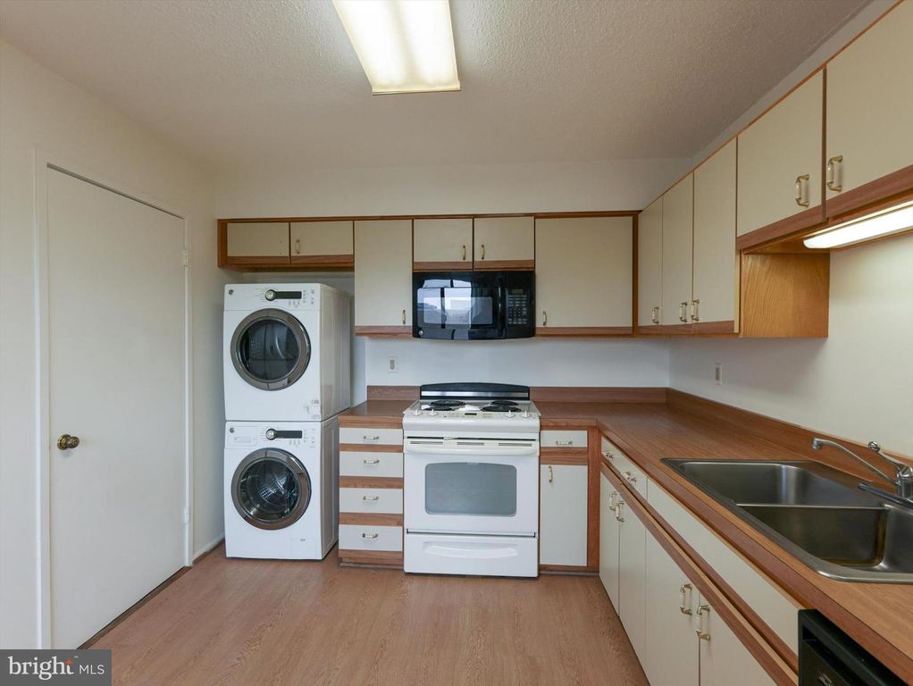 Image 9 of property listing at 15115 INTERLACHEN DR #3-1012, Silver Spring, MD 20906