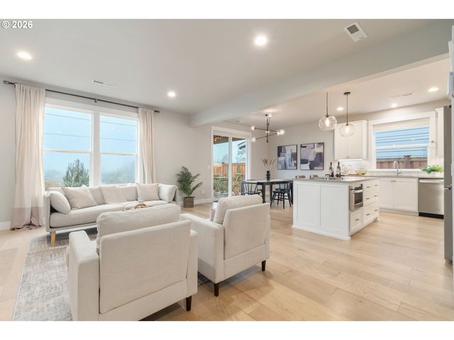 3558 NESTUCCA Loop, Eugene, OR 97408